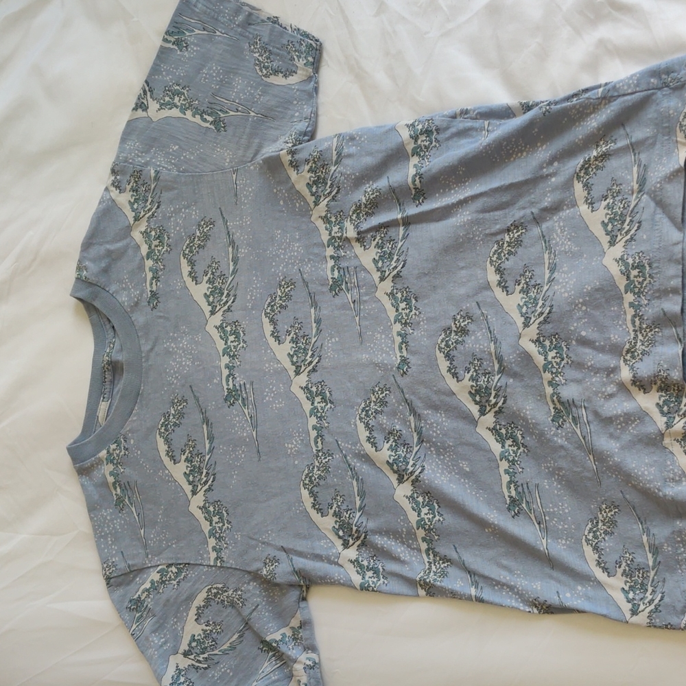 Uniqlo waves tee shirt